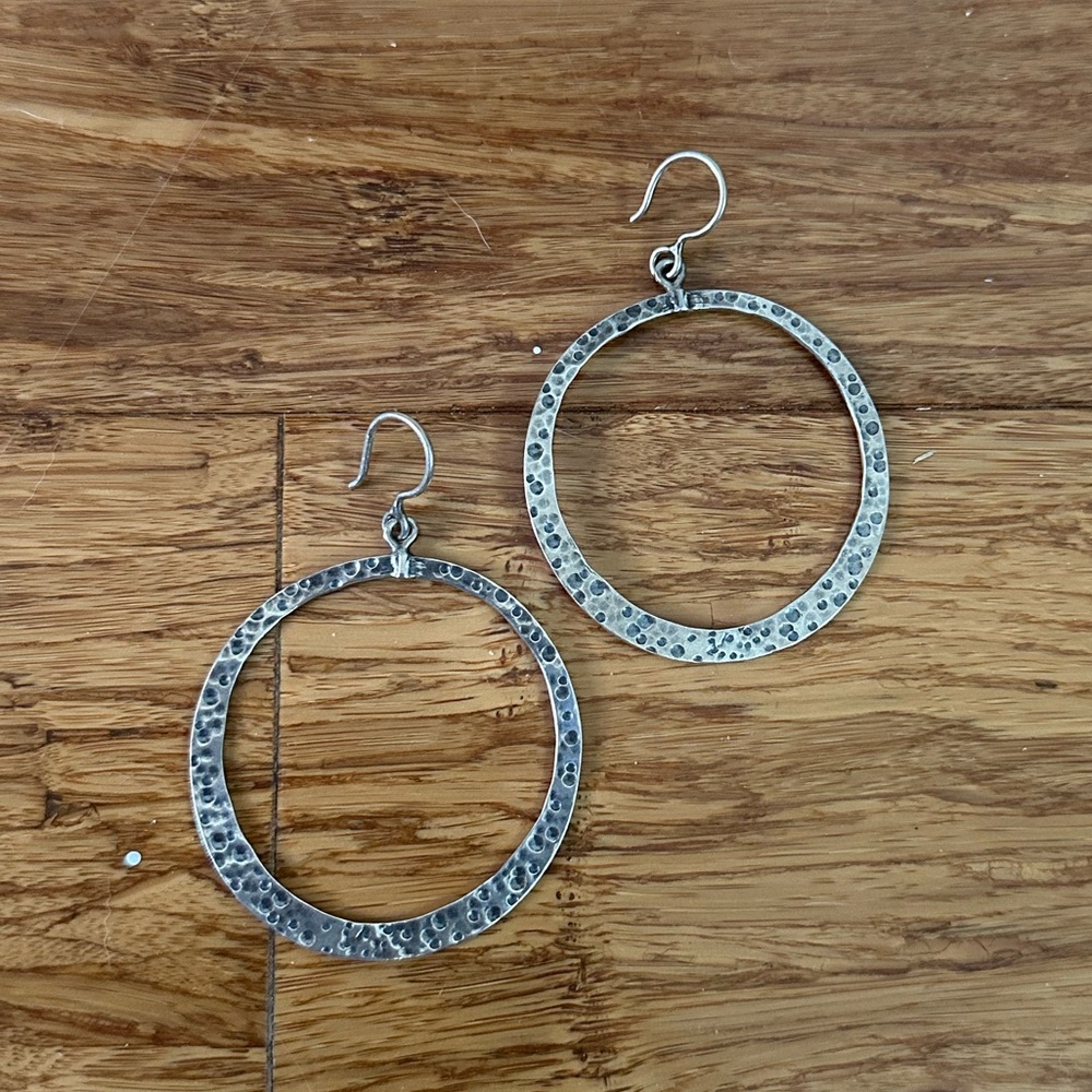 Silpada W1552 Sterling Hammered Hoop Oxidized - Picture 3 of 5